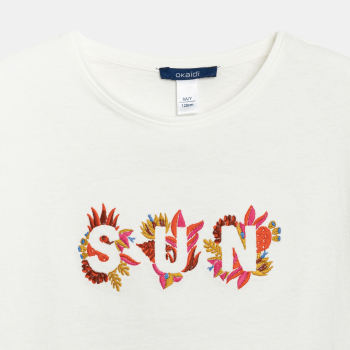 تيشيرت أبيض بأكمام قصيرة...